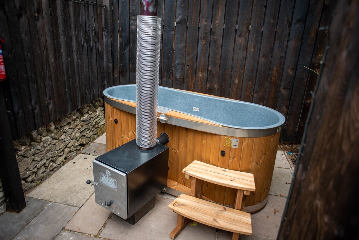 Bertie's Retreat Glamping Shepherd Hut in the Peak District Bertie's Retreat Glamping Shepherd Hut in the Peak District