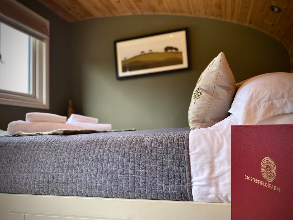 Hare's Retreat Glamping Cabin in the Peak District Hare's Retreat Glamping Cabin in the Peak District